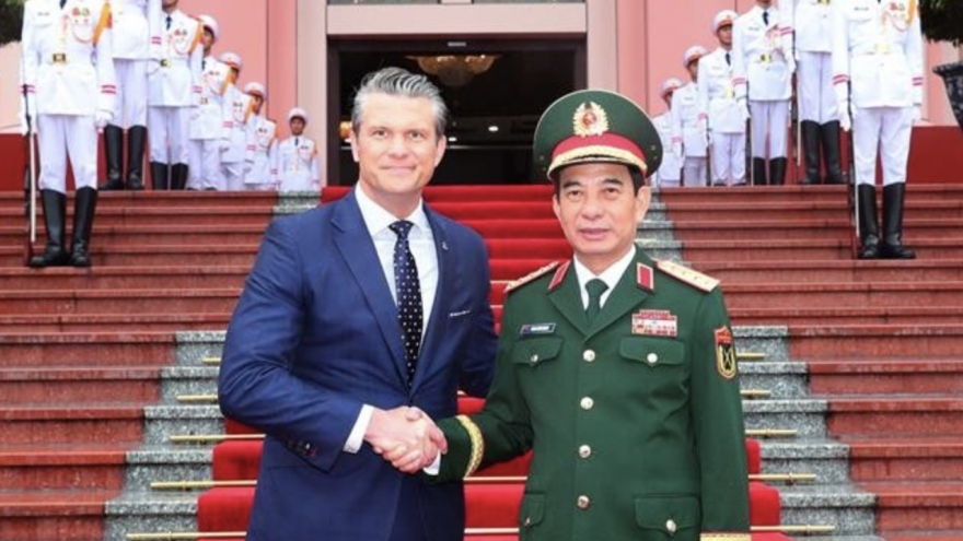 US Secretary of War pays official visit to Vietnam